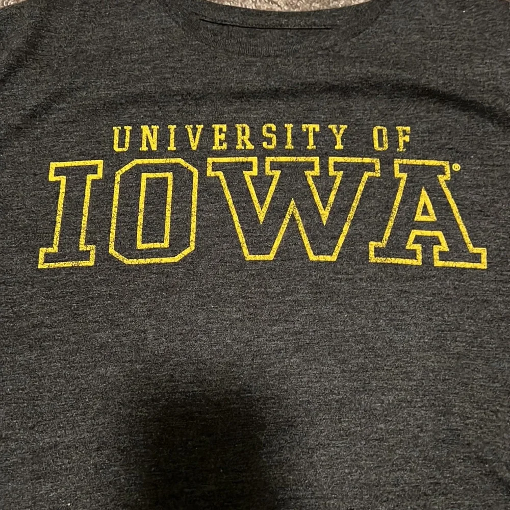 Old Navy Men’s National Collegian University of Iowa Short Sleeve tshirt Medium